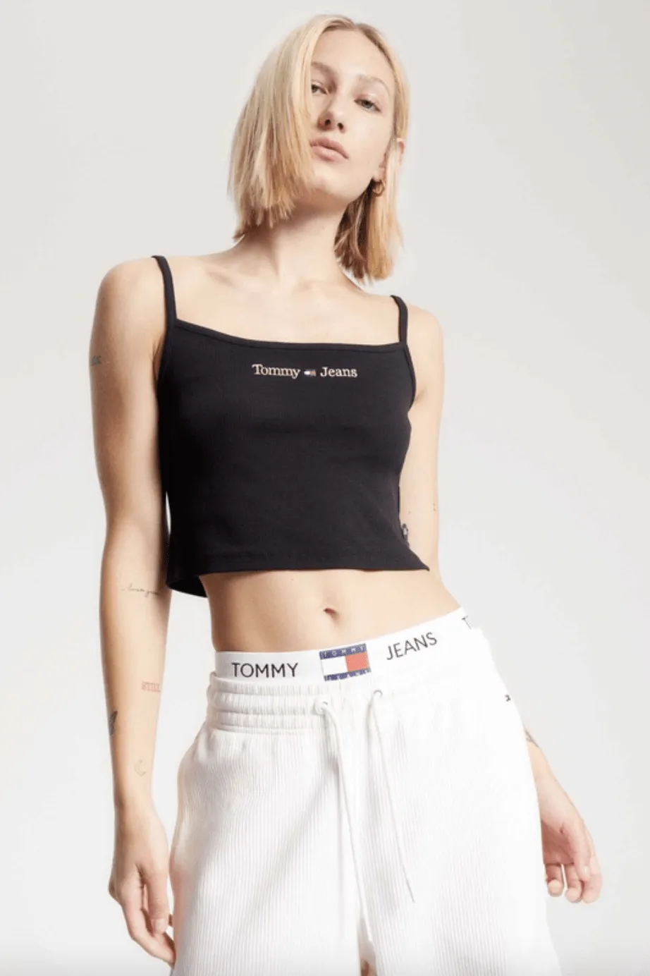 TOMMY JEANS TJW CROP GOLD LINEAR STRAP TOP - BLACK